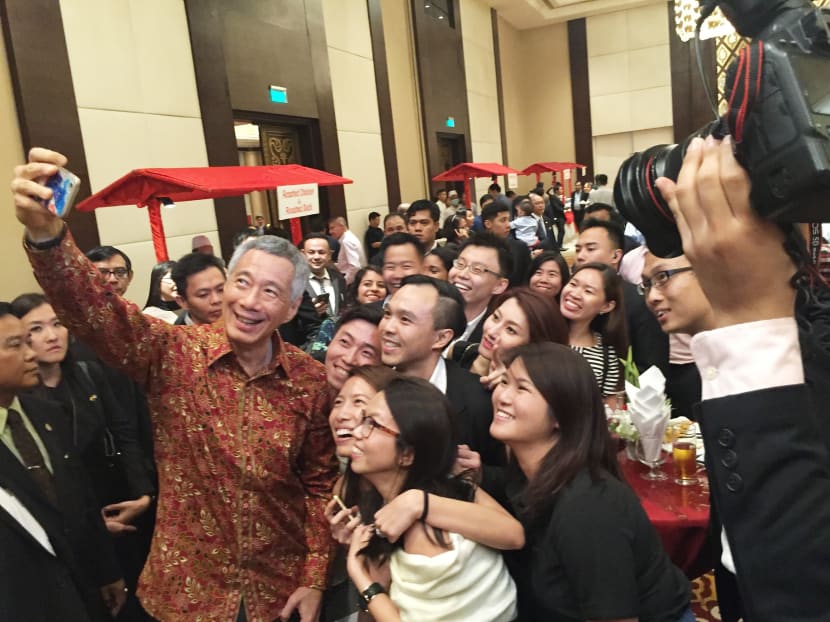 Prime Minister Lee Hsien Loong met about 300 Singaporeans at a reception at Sedona Hotel in Yangon, mingling with them for about an hour on June 8, 2016. Photo: Tan Weizhen/TODAY