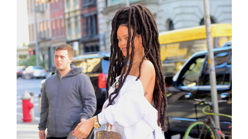 Rihanna apologises for album delay Rihanna apologises for album delay