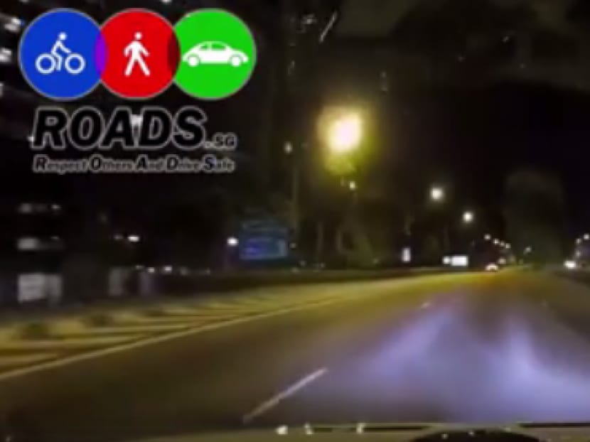 A driver seen going against traffic flow on Jan 5, 2017, along AYE towards Tuas. Screengrab: Roads.sg/Facebook