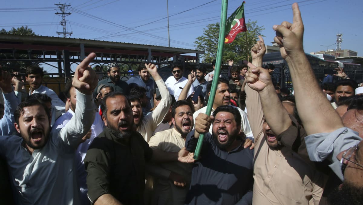Pakistan memanggil tentara untuk menghentikan kekerasan protes setelah penangkapan mantan perdana menteri Khan