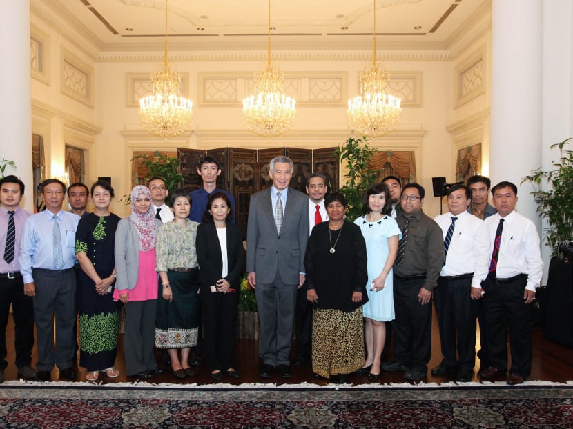 Prime Minister Lee Hsien Loong with ASEAN media on June 4, 2015. Photo: Ministry of Communications and Information.