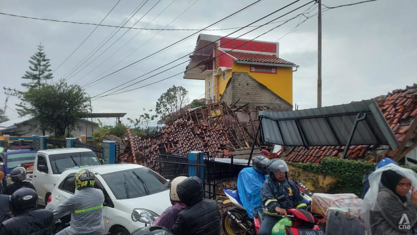 Landslides, traffic snarls hamper evacuation and relief efforts in West Java quake