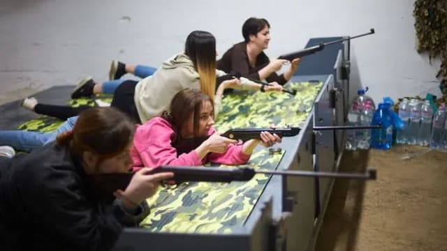 乌克兰一市镇数千妇女抢报名学开枪  市长：妇女应做好准备 