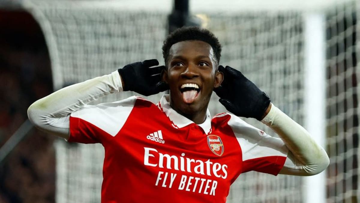 Nketiah mencetak gol saat pemimpin Arsenal mengalahkan Man Utd dalam film thriller