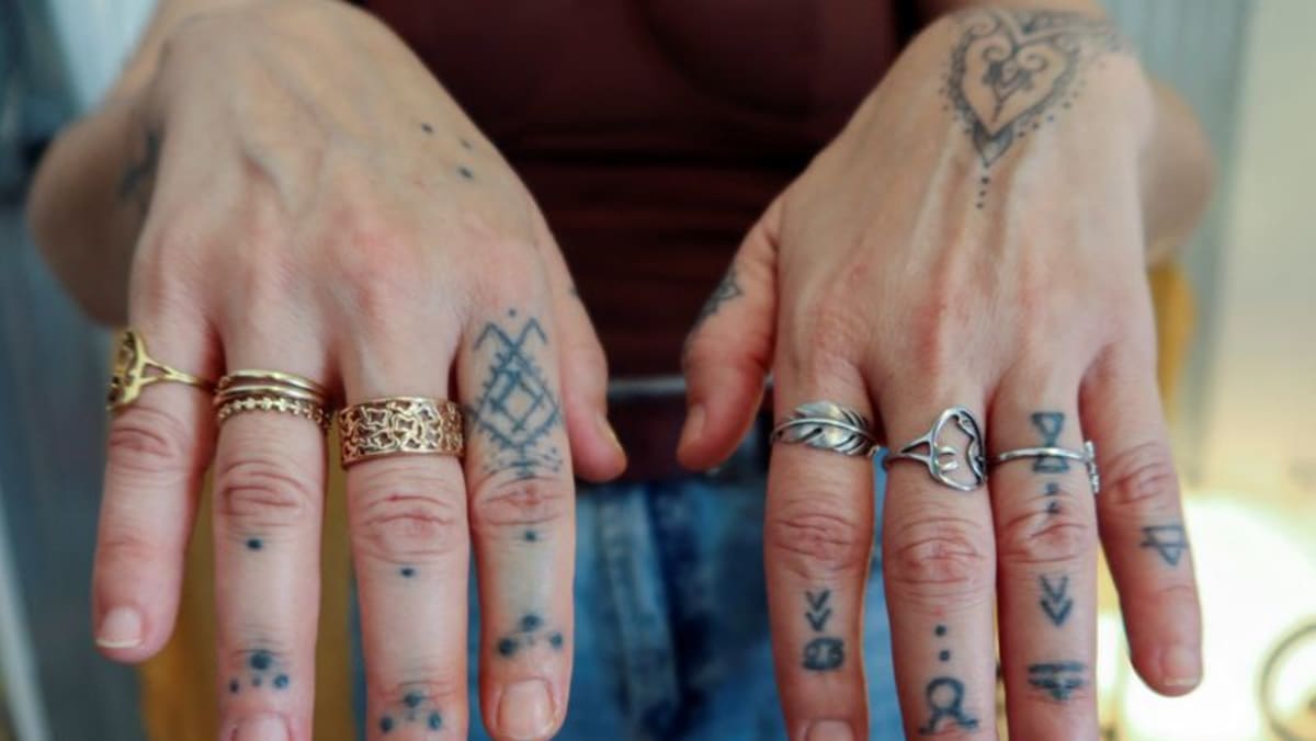 tunisian-tattoo-artist-revives-berber-designs-for-new-generation