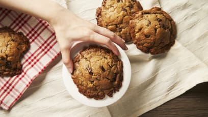 This Vegan Cookie Recipe From Cookie Monster's New Book Is Surprisingly Yummy