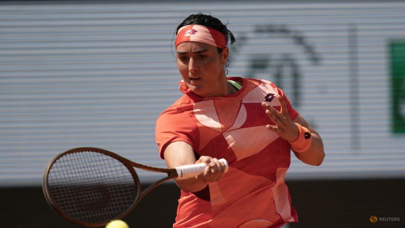 Zverev, Swiatek reach French Open semis, heartbreak for Jabeur 