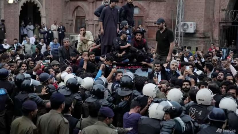 Mahkamah Pakistan gugur waran tangkap terhadap mantan PM Imran Khan Mahkamah Pakistan gugur waran tangkap terhadap mantan PM Imran Khan
