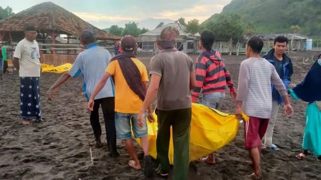 海边举行传统仪式 东爪哇11人遭巨浪卷走夺命