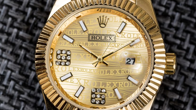 Lelaki dipenjara 6 bulan guna jam tangan Rolex palsu tipu kedai pajak gadai S$18,000