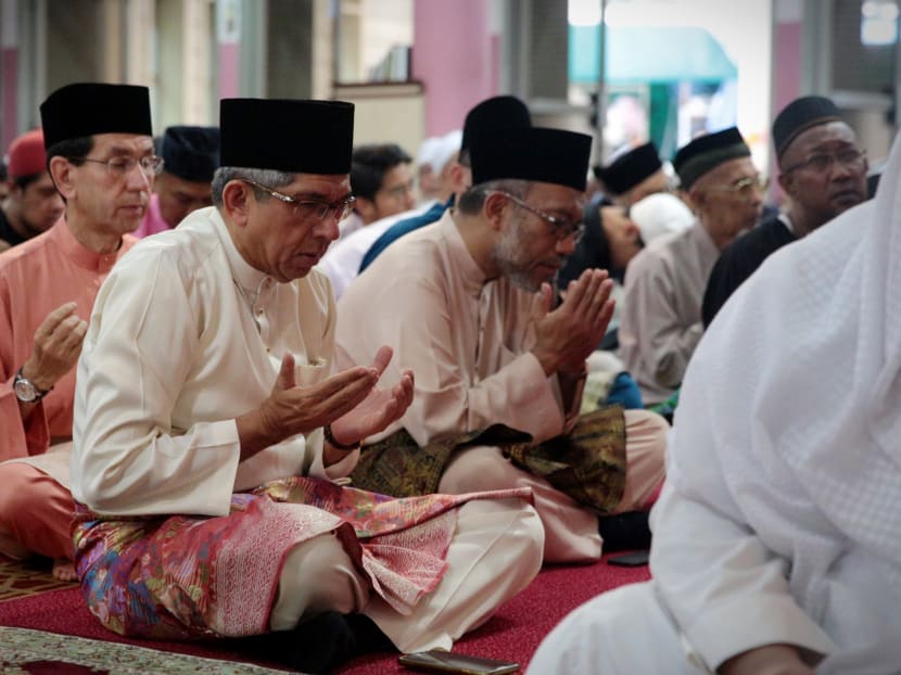Minister-in-charge of Muslim Affairs, Dr Yaacob Ibrahim performs Eiduladha prayers at En-Naeem Mosque on Sept 12, 2016. Photo: Jason Quah/TODAY