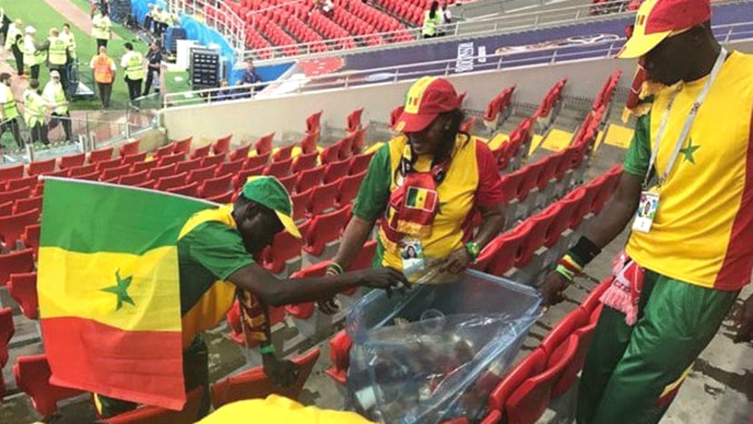 Peminat Jepun dan Senegal bersihkan stadium setelah perlawanan Piala Dunia