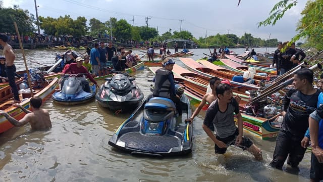 曼谷近郊水上摩托失控撞长尾船 二男一女当场死亡