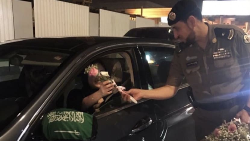 Polis Arab Saudi beri bunga mawar kepada pemandu wanita pada hari bersejarah