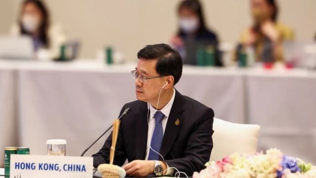中国外交部：美国拒邀李家超参加APEC是错上加错