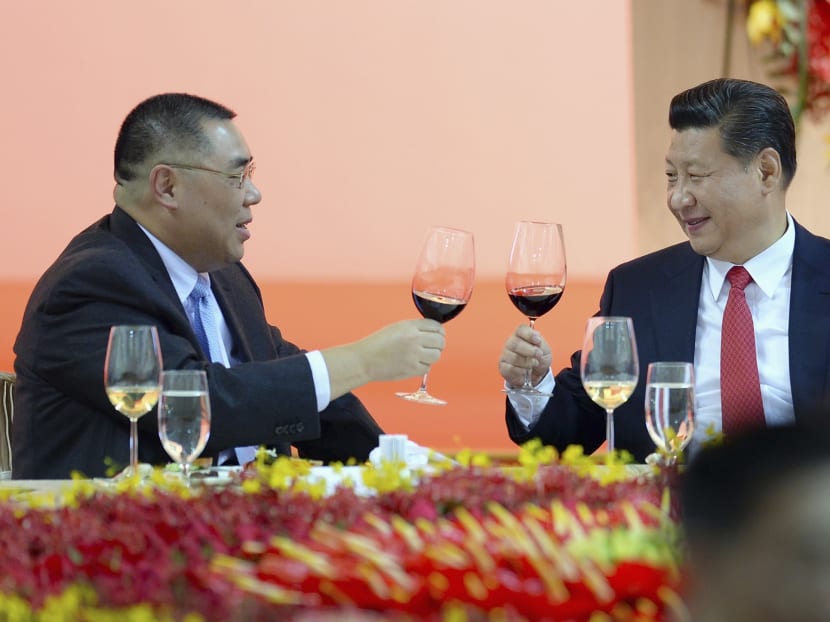 Chinese President Xi Jinping (R) toasts with Macau Chief Executive Fernando Chui Sai-On during his visit in Macau to celebrate the 15th anniversary of its handover to the mainland yesterday. Photo: Reuters