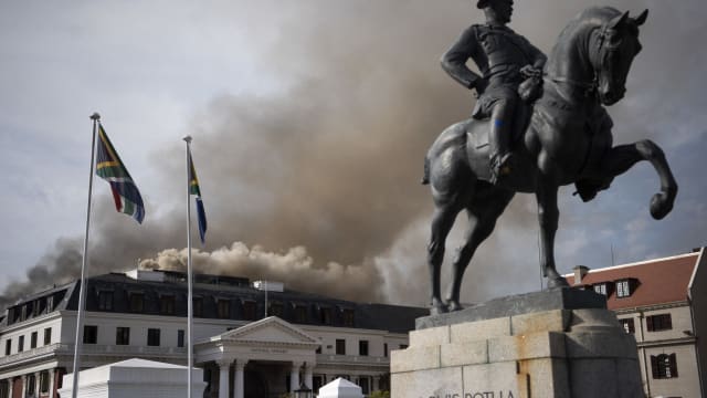 南非开普敦市国会建筑群大火 在强风助长下死灰复燃