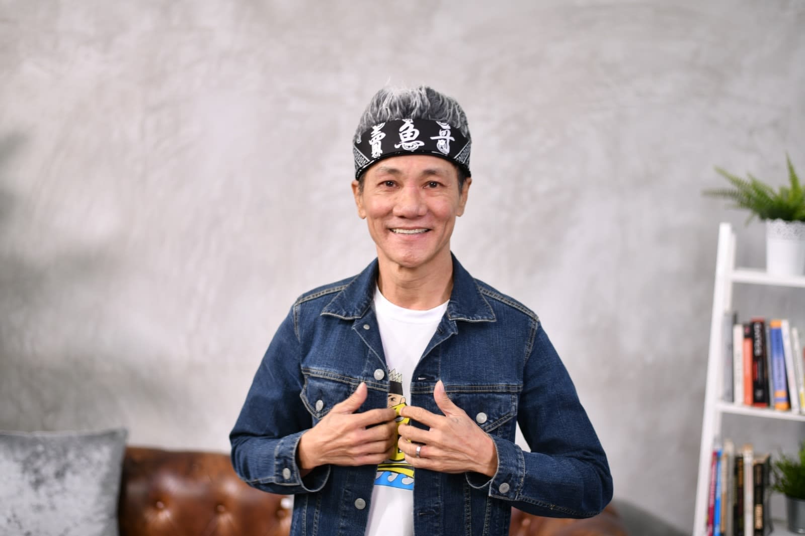 Getai Singer & 'Fish Selling Bro' Wang Lei Spends S$4K To Hire 2 Bodyguards In Malaysia; Jokes He Is As Popular As Jay Chou Getai Singer & 'Fish Selling Bro' Wang Lei Spends S$4K To Hire 2 Bodyguards In Malaysia; Jokes He Is As Popular As Jay Chou