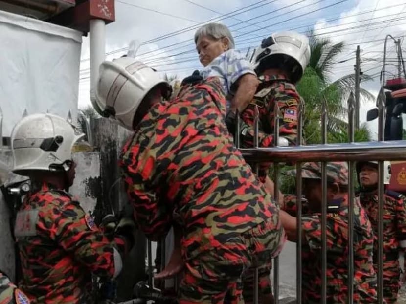 The incident happened when Ms Wa Ai Hua attempted to climb the gates outside her house at Lorong Indah Borat at about 10.30am, a spokesman of the Sibu Fire and Rescue Department said.