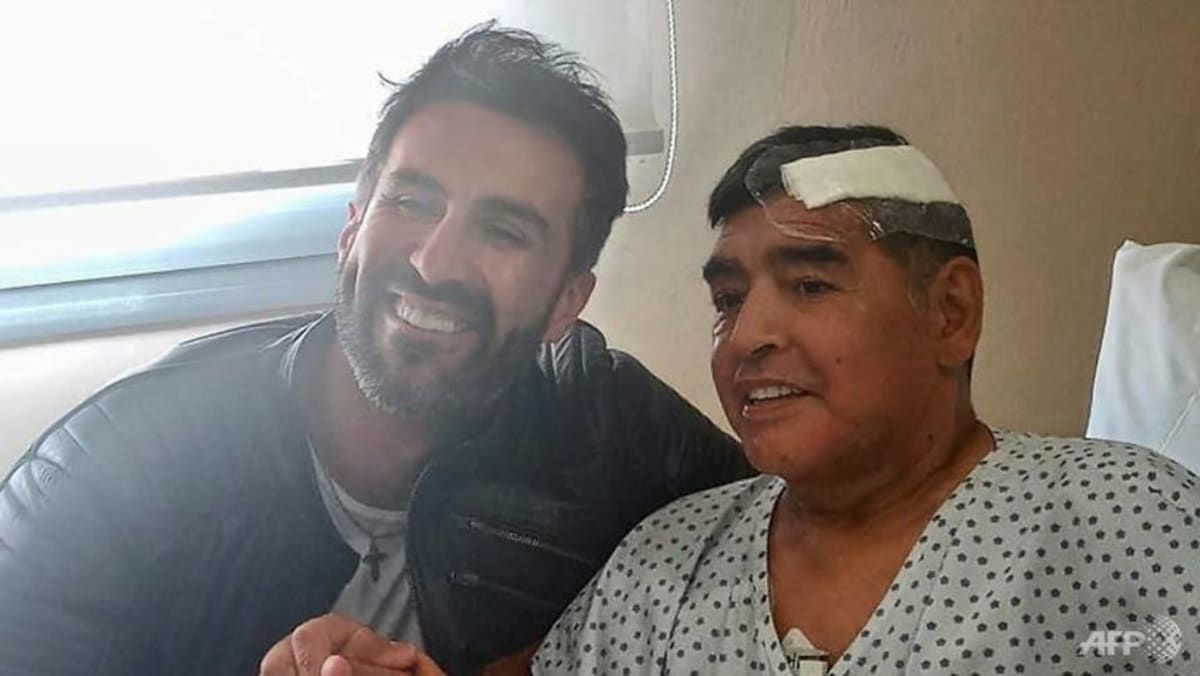 Dokter bedah Maradona berlinang air mata saat menyelidiki kematian bintang tersebut