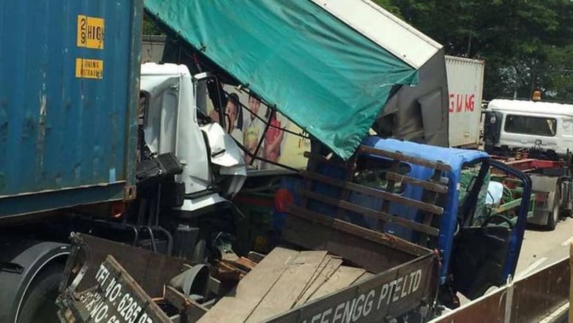 Treler, lori berlanggar dekat Jurong Port Road; 2 dibawa ke hospital