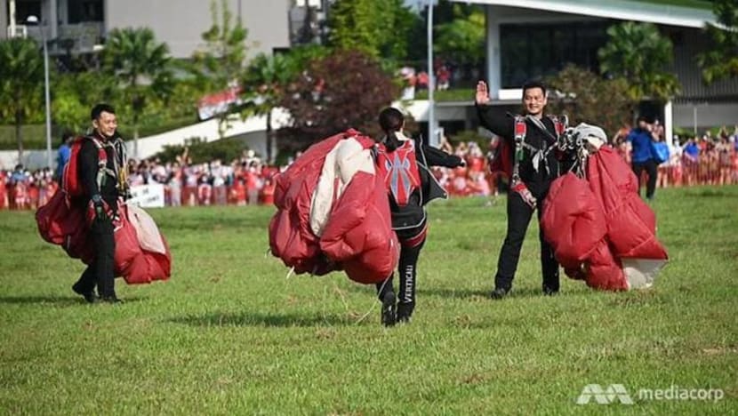 NDP2020: Penduduk Sengkang bersemangat sambut Red Lions NDP2020: Penduduk Sengkang bersemangat sambut Red Lions