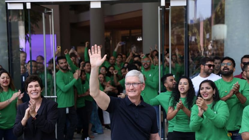 Apple opens first India store as fans show off vintage devices, take selfies Apple opens first India store as fans show off vintage devices, take selfies
