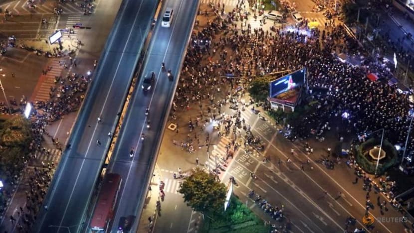 Thai protesters, 'human beings, not dust', march in challenge to king Thai protesters, 'human beings, not dust', march in challenge to king