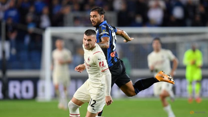 Milan hang on to beat Atalanta and close gap with leaders Napoli Milan hang on to beat Atalanta and close gap with leaders Napoli