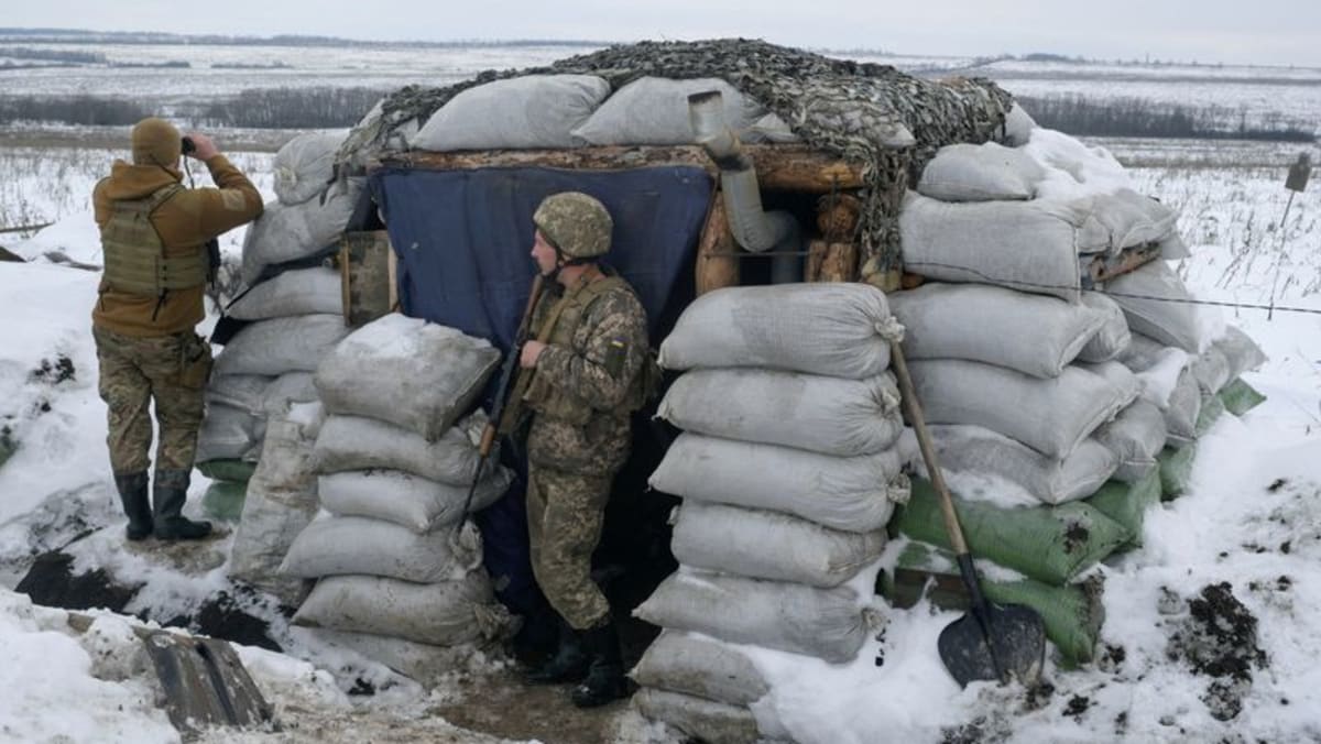 Di parit bersalju, tentara Ukraina bersumpah untuk berdiri teguh melawan Rusia
