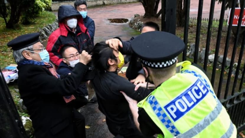 Polis UK kenal pasti kesalahan berkaitan insiden di Konsulat China Polis UK kenal pasti kesalahan berkaitan insiden di Konsulat China