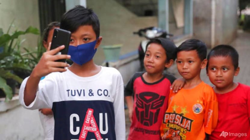 Indonesians collect old phones to help students get online