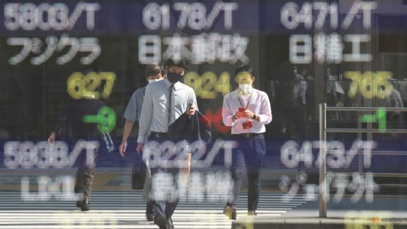US shares drop as soaring oil prices stir inflation woes; Yen wilts US shares drop as soaring oil prices stir inflation woes; Yen wilts