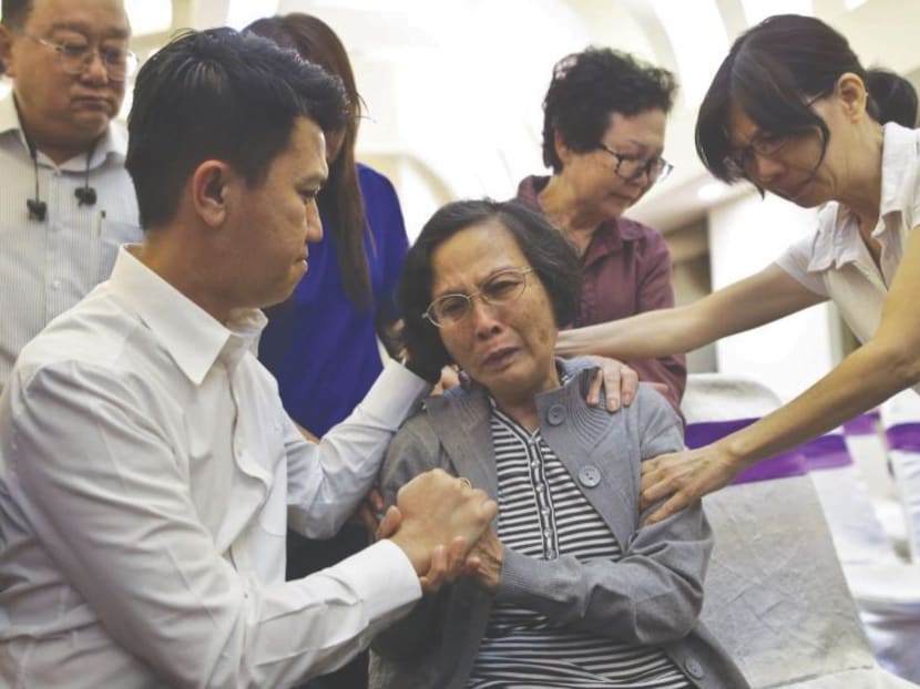 Malaysia's Deputy Education Minister and MCA Youth chairman Chong Sin Woon consoles Madam Ng Siew Yin. April 3, 2017. Photo: Malay Mail Online