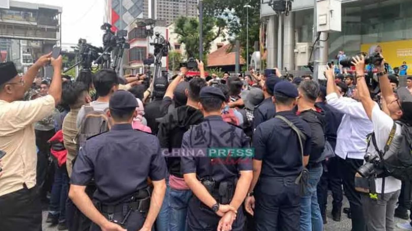脱口秀演员被指侮辱马国 两政党青年团到美大使馆抗议