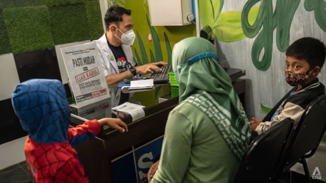 印尼医生化环保为善举 让病人用塑料瓶当医疗费