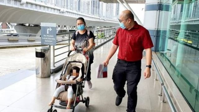 出世后就分隔新马 一岁半女婴终于抵新与父母团聚