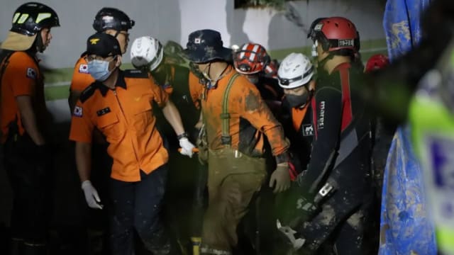 韩国暴雨致一地下停车场淹水 七人死亡