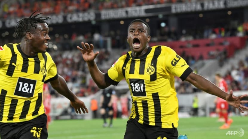English teen Bynoe-Gittens propels Dortmund to 3-1 comeback win over Freiburg English teen Bynoe-Gittens propels Dortmund to 3-1 comeback win over Freiburg