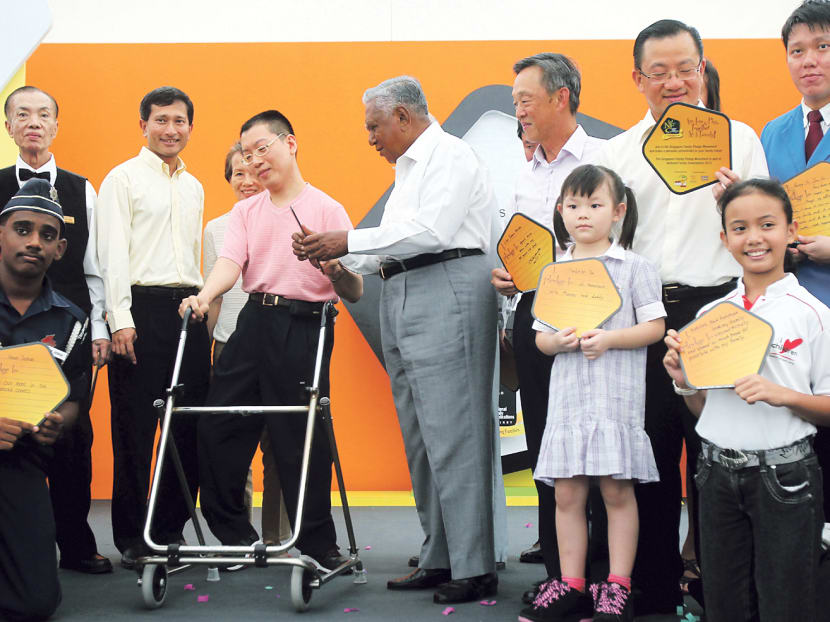 President SR Nathan, Minister of Foreign Affairs Vivian Balakrishnan and other pledgers pose for a group photo during the launch of The National Family Celebrations 2010 at Raffles Place. TODAY file photo.