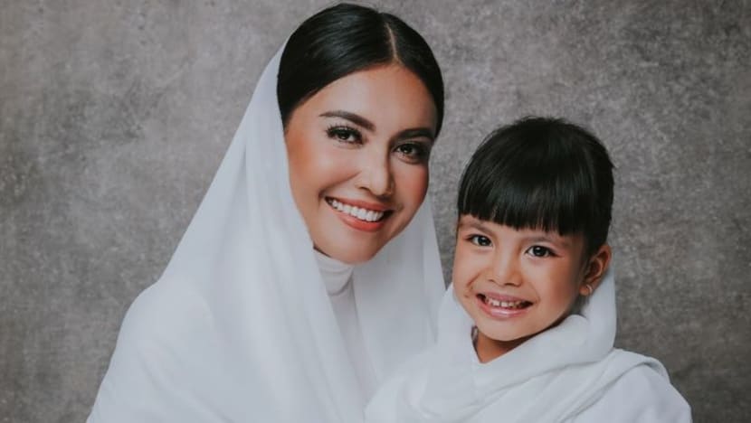 Cucu ikon Indonesia, Emilia Contessa, kini dirawat di NUH, Singapura dek leukemia