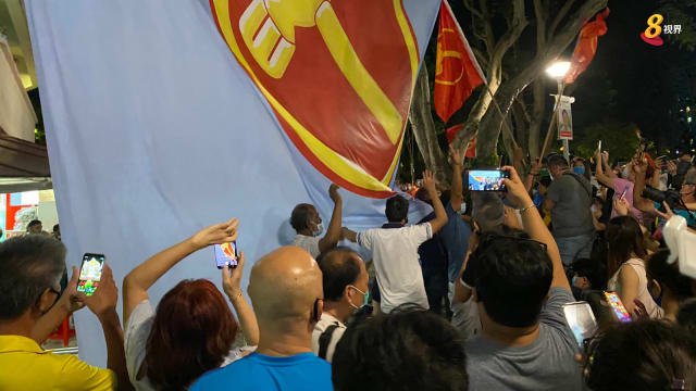 【新加坡大选】大批工人党支持者聚集在后港咖啡店