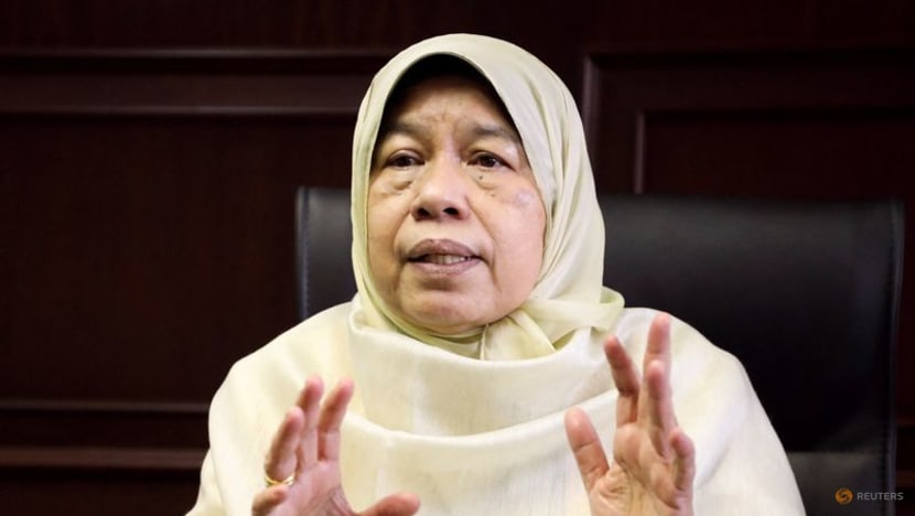 Malaysia still reviewing proposed cut in palm oil export tax -commodities minister Malaysia still reviewing proposed cut in palm oil export tax -commodities minister