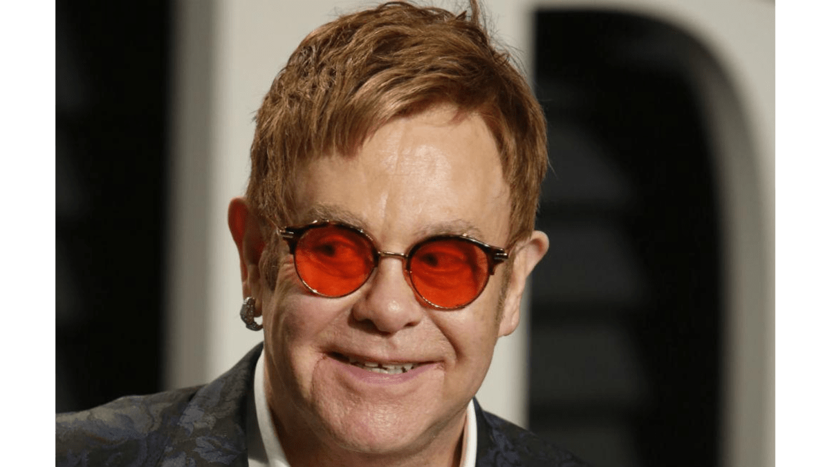 Elton John hasn't received royal wedding invite 8days(01)