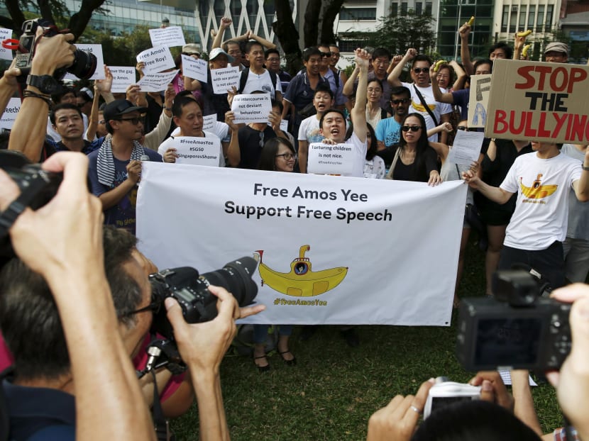 Organiser Jolovan Wham (C) and participants shout slogans during a protest to free blogger Amos Yee, at Hong Lim Park on July 5, 2015. Photo: Reuters