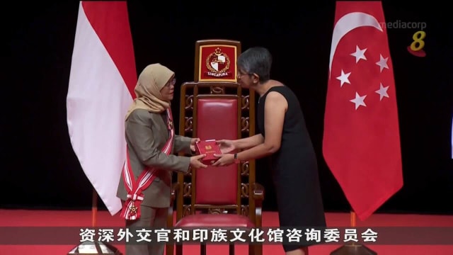 哈莉玛总统在国庆奖章颁奖仪式上颁发勋章