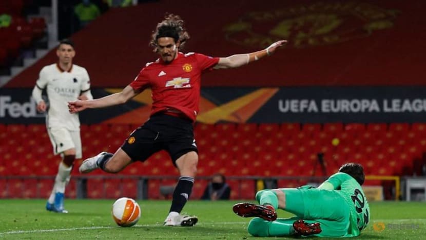 Football: Fernandes and Cavani sparkle as United hit Roma for six