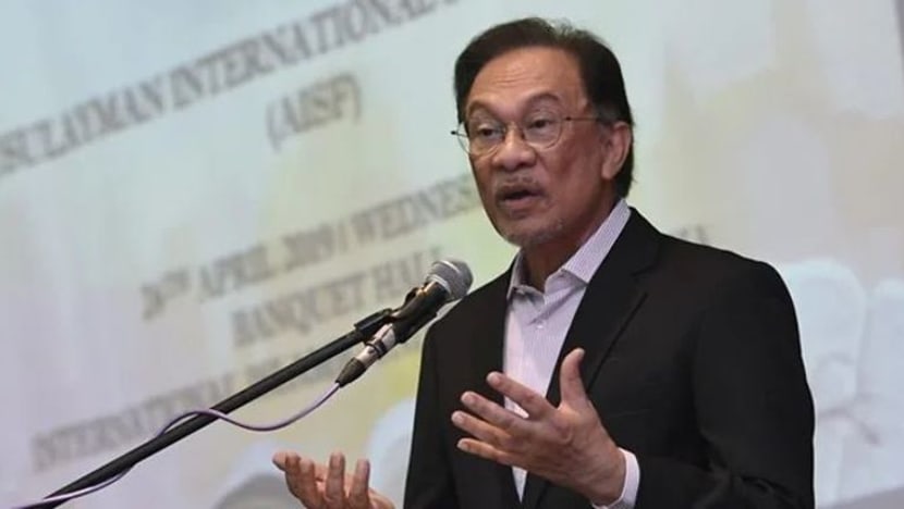 Serahkan kepada polis untuk nilai video intim, kata Anwar