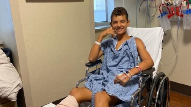美国佛州男孩被鲨鱼咬伤 小腿肚消失经历三场手术