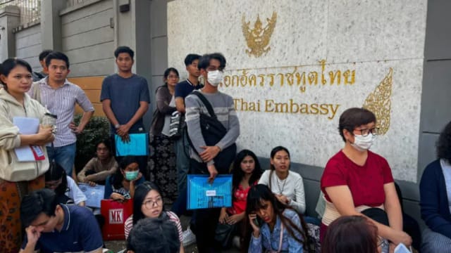 缅甸局势动荡 大批人办护照引发推挤致两人亡